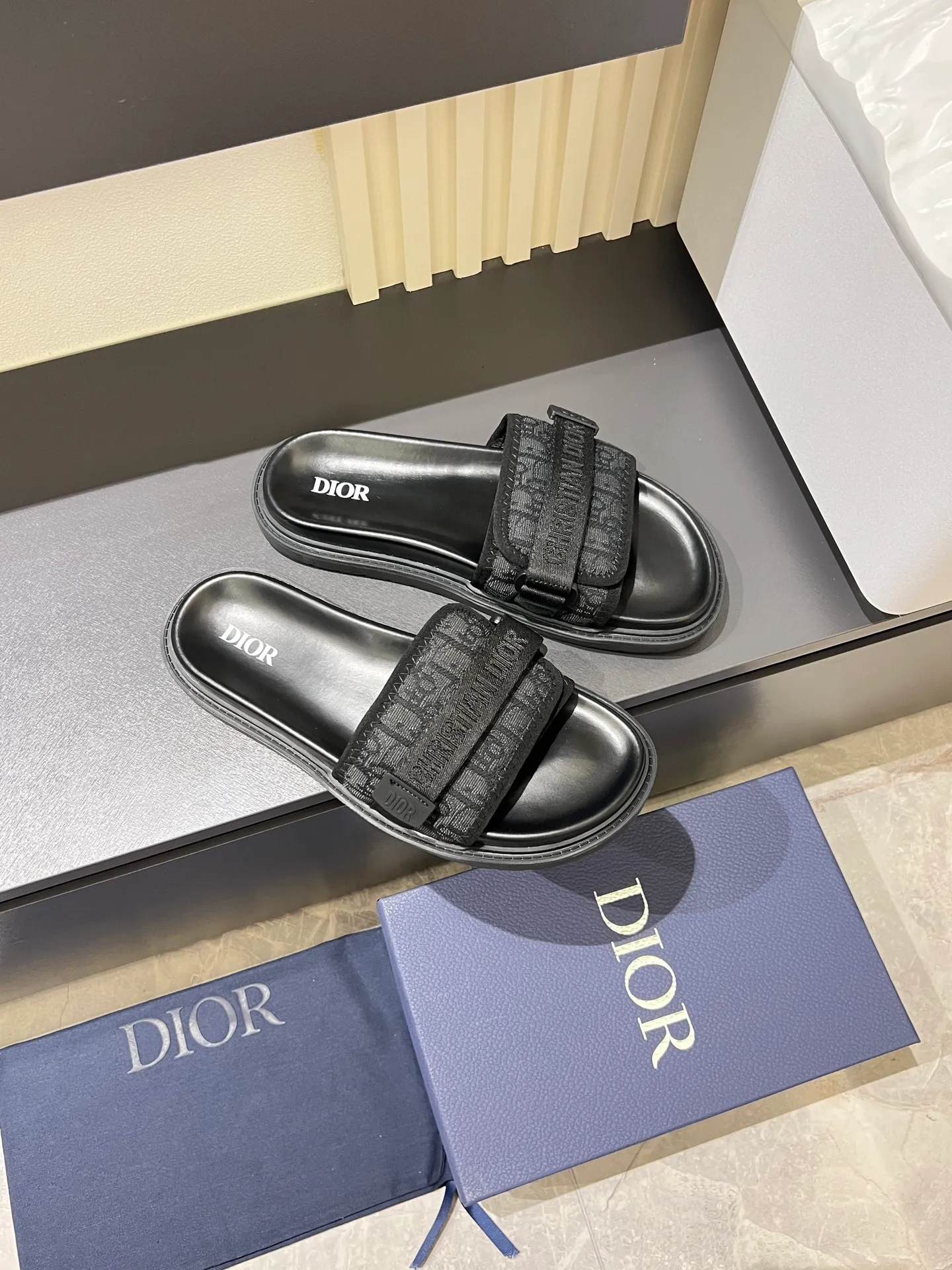 Men's men's shoes 💰p300 Size 38-45 Dior Dior's latest H-Town series Oblique thick sole slippers sandals Original purchase development and production This Dior H-Town sandals pay tribute to the classic logo of sports style and highlight Dior's high-end spirit. Crafted from black rubber with a beige and black Oblique printed upper, it's accentuated with tonal calfskin details. The rubber sole incorporates a variety of elements and is embellished with the Dior logo for a refined, futuristic look. Can be worn with shorts or jeans. Comes with exquisite packaging at the counter 🛍📦 ▪️ Fabric: Original customized imported Oblique embroidery ▪️ Lining: Imported soft sheepskin ▪️ Sole: Original molded ultra-light foam material ▪️ Bottom thickness: 4CM